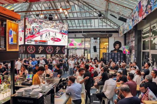 een menigte mensen aan tafel in een gebouw bij St Christopher's Inn Paris - Gare du Nord in Parijs