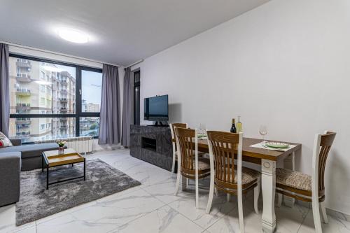 Μια τηλεόραση ή/και κέντρο ψυχαγωγίας στο Vitosha view Mladost apartment