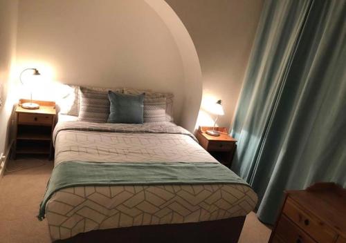 Een bed of bedden in een kamer bij COVENT GARDEN PIAZZA RESIDENCE