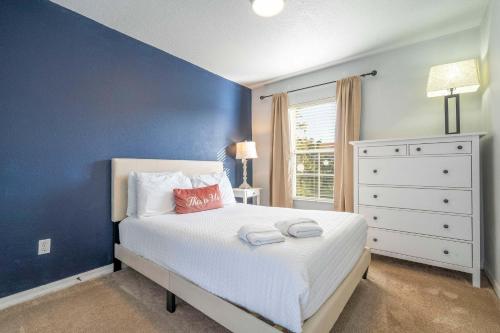 En eller flere senge i et værelse på Charming 3BR Resort Townhome with Private Pool near Disney