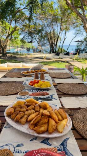 una mesa con platos de comida encima en Casa Rosario, en Isla Grande