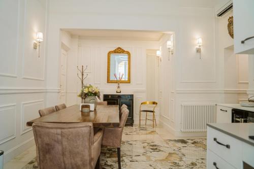 a kitchen and dining room with a table and chairs at Spadalux Apartment - 3 BR 4 Bath Luxury Apt in Florence