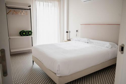 Ένα ή περισσότερα κρεβάτια σε δωμάτιο στο Royar Casa del Reloj - Exclusivo Edificio de Apartamentos Catedral