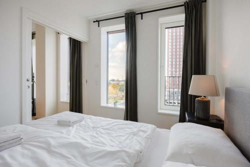 Postel nebo postele na pokoji v ubytování Elegant Apartment Lovely City Views