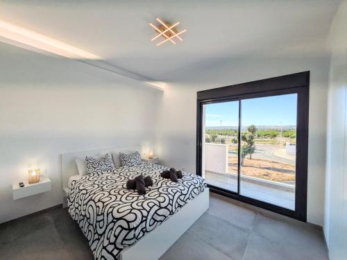 een slaapkamer met een bed en een groot raam bij R-40-C Moderna in Los Montesinos