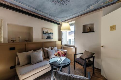 a living room with a couch and a table at Home Holidays - by MyHomeInComo in Argegno