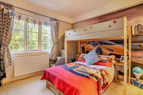 ein Schlafzimmer mit einem Bett, auf dem ein Auto steht in der Unterkunft Luxury Detached House in private grounds, with SPA in Weston upon Trent