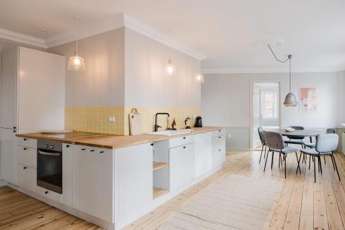 Η κουζίνα ή μικρή κουζίνα στο Upscale 3BR Apartment in City Center