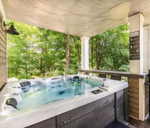 a jacuzzi tub in the middle of a yard at Escale Vélo & Spa en Estrie in Shefford
