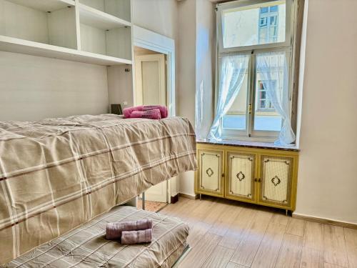 ein Schlafzimmer mit zwei Betten und einem Fenster in der Unterkunft Casa Juliett royal terraces in Turin