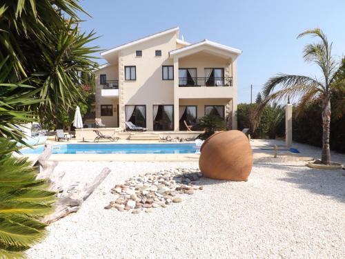 een villa met zwembad en huis bij Villa Private Heated Pool Sea Views- Sleeps6 in Kouklia