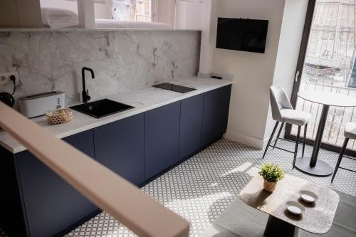 Η κουζίνα ή μικρή κουζίνα στο Royar Casa del Reloj - Exclusivo Edificio de Apartamentos Catedral