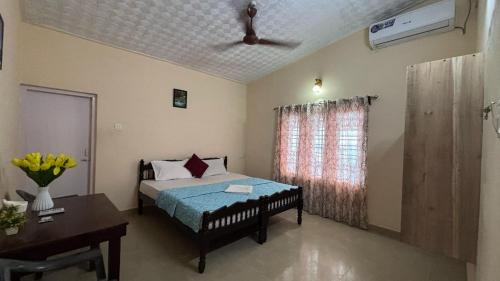 Postel nebo postele na pokoji v ubytování Hill Top Beach Resort