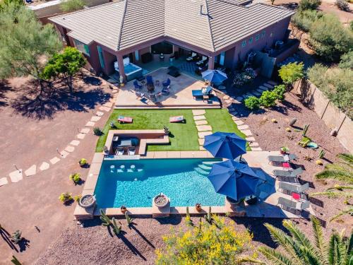 een luchtzicht op een huis met een zwembad en parasols bij Desert Oasis home in Reata Pass