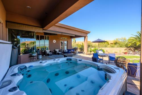 een hottub op het terras van een huis bij Desert Oasis home in Reata Pass