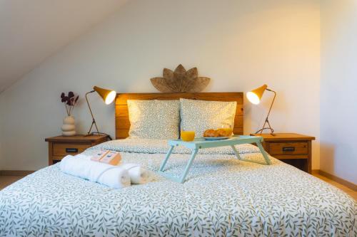 ブシー・サン ・ジョルジュにあるEscale family, Disneyland et Gare RER A à 7 minのベッドルーム1室(テーブル付)