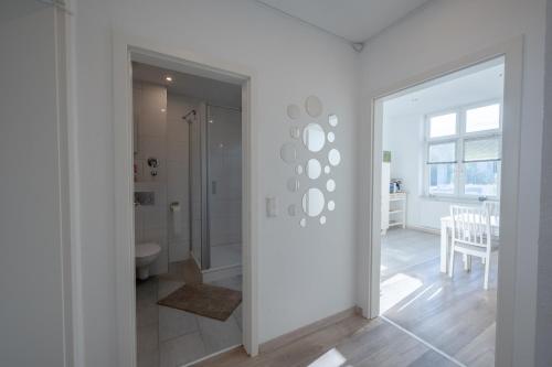 Zimmer mit einem Bad mit WC und einem Tisch in der Unterkunft HagenStay Eilpe 2 in Hagen