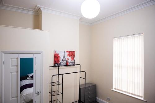 Ένα μπάνιο στο Rugby 1-BR Apt, Parking, City Centre, Sleeps 3