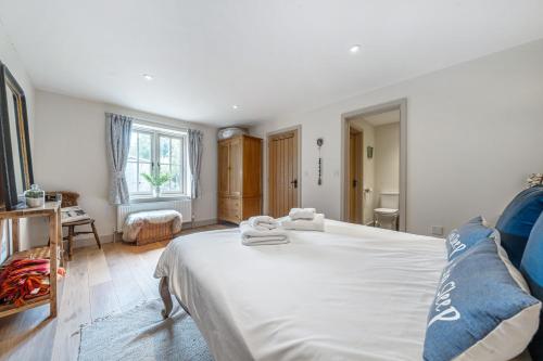 バーナム・マーケットにあるMill View Burnham Nortonのタオルが敷かれた大きなベッドのある寝室