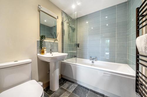 バーナム・マーケットにあるMill View Burnham Nortonの洗面台、浴槽、トイレを備えたバスルーム