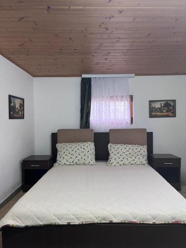 Voodi või voodid majutusasutuse Sremac toas