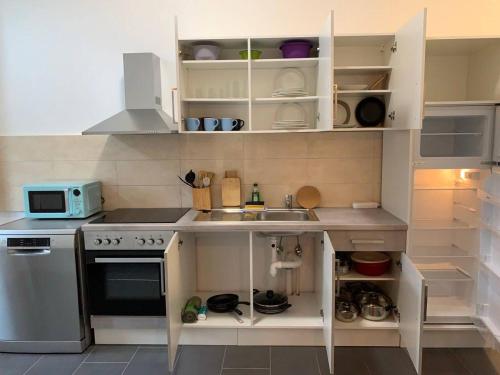 a small kitchen with a sink and a stove at Ein Zimmer in einer 4-Zimmer-Wohnung in Leipzig mit Gemeinschaftsküche und -Bad in Leipzig