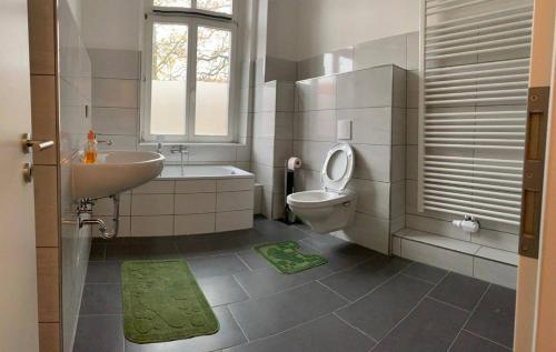 a bathroom with a sink and a toilet and a sink at Ein Zimmer in einer 4-Zimmer-Wohnung in Leipzig mit Gemeinschaftsküche und -Bad in Leipzig