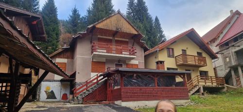 ein Mann steht vor einem Haus in der Unterkunft Vila Miruna in Rausor