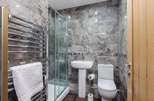 ein Badezimmer mit Toilette, Waschbecken und Dusche in der Unterkunft Norris Stays - Sleeps 7 by M55 in Preston