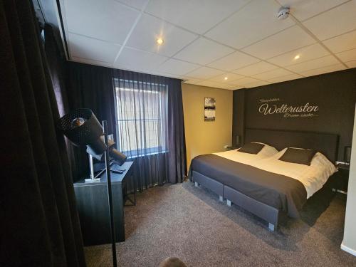a hotel room with a bed and a television at Hotel Café de Sport in Velden