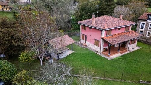 an aerial view of a pink house in a yard at Casa Sildavia By Silastur in La Riera