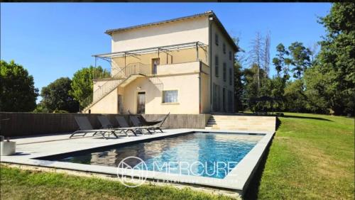 Bazén v ubytování Domaine les Darbonnets - Chambres et Table d'hôtes nebo v jeho okolí