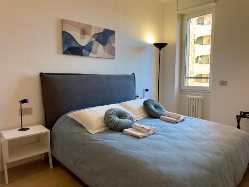 Postel nebo postele na pokoji v ubytování Bilocale moderno nel centro di Bergamo con cucina e soggiorno