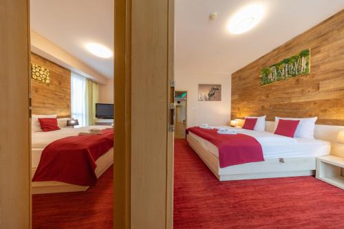 Llit o llits en una habitació de Hotel CROCUS