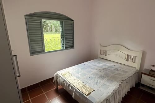 a bedroom with a bed and a window at Casa Alpe de Itapeva in Itapeva