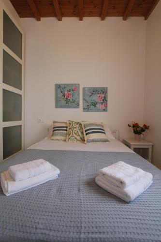 Postel nebo postele na pokoji v ubytování Villa Rouvis with outdoor Hot Tub