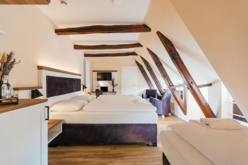 een slaapkamer met twee bedden in een kamer bij Hotel Scheffler Lüneburg in Lüneburg