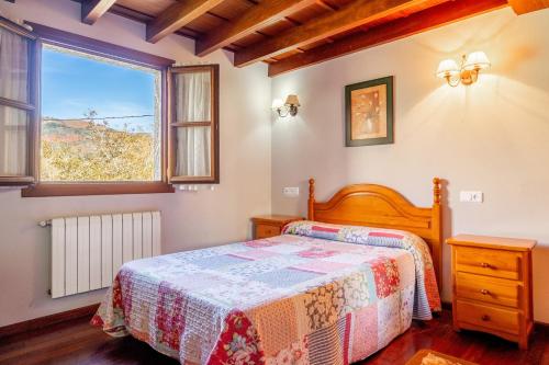 ein Schlafzimmer mit einem Bett und einem Fenster in der Unterkunft Casa Collado Santo Tomás in Bodes