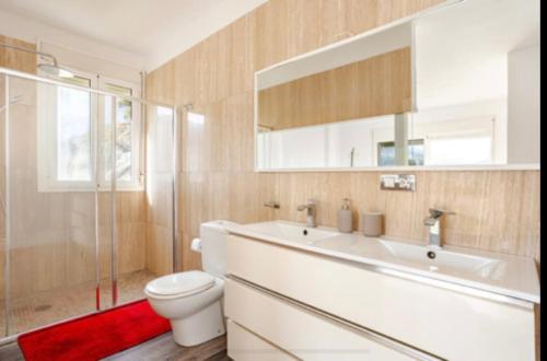 Un baño con inodoro, lavabo y ducha. en Apartamento con Vistas al mar y jacuzzi privado, en Santa Cruz de Tenerife