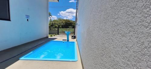 una piscina al costado de un edificio en Prehenn Beach House com Piscina, en Itapoa
