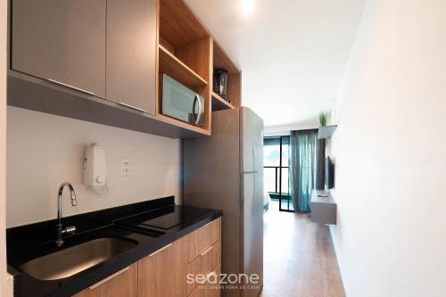 Η κουζίνα ή μικρή κουζίνα στο Prédio à beira-mar c/ Piscina e academia - ARUs