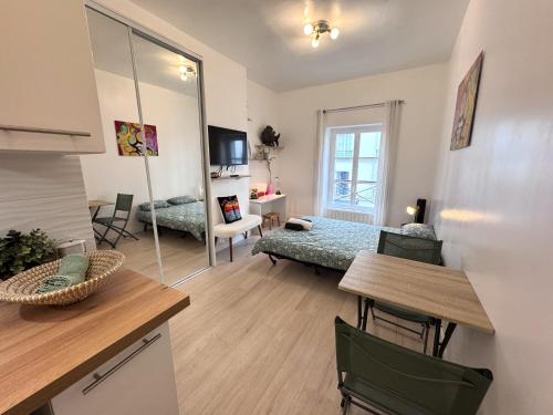 ein Wohnzimmer mit Sofa und Tisch in der Unterkunft Hyper Centre de Vincennes - Métro 3 min in Vincennes