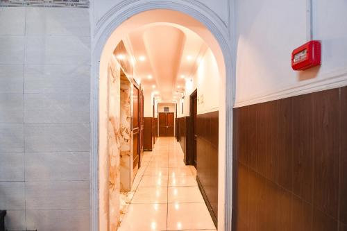 a hallway with an archway in a building at FabHotel Shiv Palace in New Delhi
