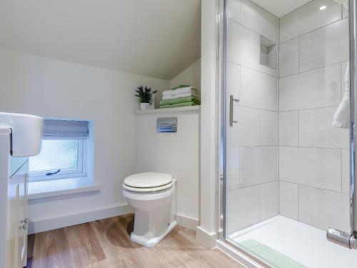 une salle de bain avec toilettes et douche dans l'établissement Willow Cottage At Naze Farm-Uk32760, à Chinley