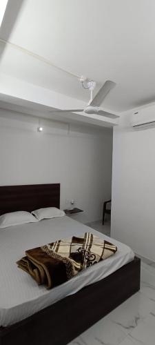 Ένα ή περισσότερα κρεβάτια σε δωμάτιο στο Shree Hari Guest House