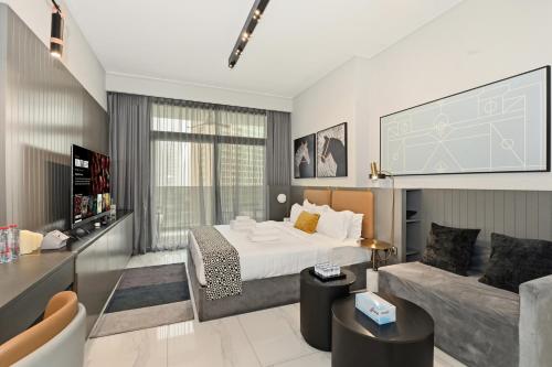 une chambre d'hôtel avec un lit et un canapé dans l'établissement Downtown Dubai, Canal view ,Mag318, à Dubaï