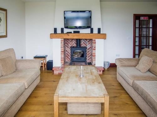 SculthorpeにあるKingfisher Barnのリビングルーム(暖炉、テレビ付)