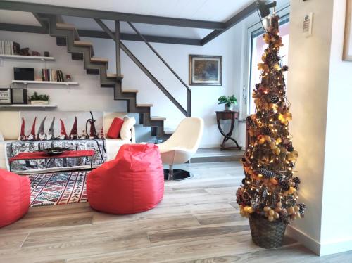 ピゾーニェにあるAros Mountain Lake Iseo Hospitaliyのリビングルーム(クリスマスツリーと階段付)