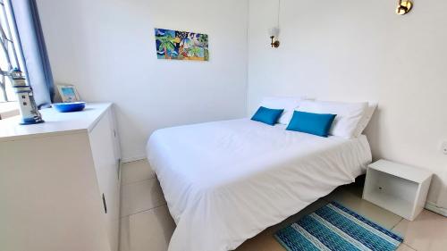 Ένα ή περισσότερα κρεβάτια σε δωμάτιο στο Lazura - Cozy Beachfront Apartment - Pointe aux Biches