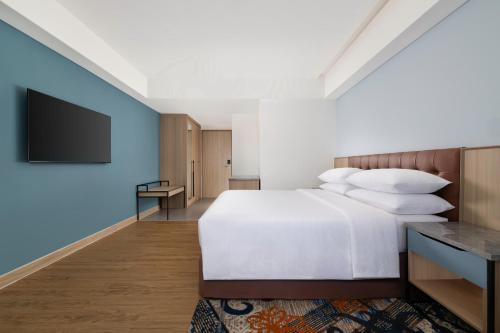 Ένα ή περισσότερα κρεβάτια σε δωμάτιο στο Four Points by Sheraton Pontianak